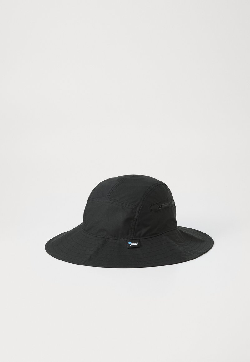 Gorra negra de cubo hecha de tejido ligero, con un ala ancha y un bolsillo lateral con cremallera. Decorada con una pequeña etiqueta de logo.