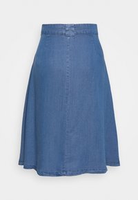 Jeanskjol i medelblå med en utställd design. Har en figursydd midja, subtila sömmar och en nederkant som faller strax ovanför knäet.