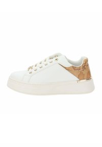 Zapatilla blanca con parte superior de cuero liso, acentos metálicos en dorado y un capuchón de talón beige con patrón. Suela gruesa de goma blanca.