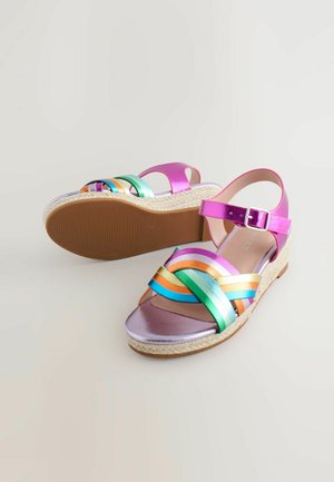 Värvikad platvorm-sandaalid, millel on mitmevärvilised rihmad roosa, rohelise, sinise ja kuldse toonides, kootud espadrilli tallaga ja reguleeritava pahkluu pandlaga.