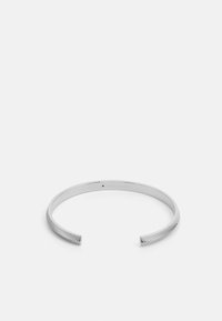 Sølvmanchetarmbånd med en glat, poleret finish og teksturerede diagonale furer i begge ender. Åbent design muliggør fleksibilitet i størrelsen.