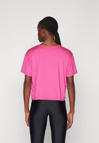 Under Armour MOTION - T-skjorte til trening - astro pink/black