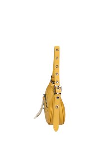 Borsa a tracolla gialla in pelle con forma strutturata, dotata di una tracolla con borchie, accessori in argento e una tasca laterale con zip. Tessuto liscio.