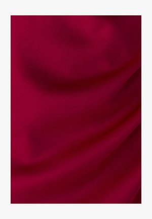 Tissu lisse et drapant d'une riche couleur rouge cramoisi. La texture semble douce et légèrement brillante, avec des vagues et des plis subtils.