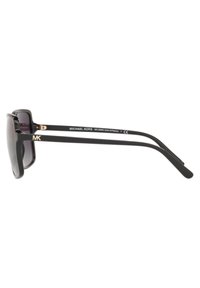 Ochelari de soare dreptunghiulari negri cu un finisaj lucios, având accente din metal auriu pe temporale și un design drept al acestora.