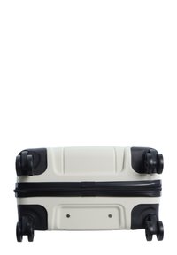 Rollenreisetasche in Weiß mit strukturierter Oberfläche, schwarzen Kunststoffakzenten, doppelten Rollen und einem zentralen Reißverschluss für Fächer.