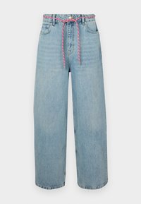 Hellblaue Denim-Wide-Leg-Jeans mit hoher Taille, ausgestattet mit einer rosa gewebten Kordel und fünf Taschen. Authentische verwaschene Textur.