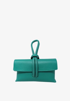 Piccola pochette in pelle verde acqua con chiusura a patta e manico ad anello, fissata da due cinghie verticali su sfondo bianco.
