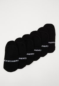 Fekete, nem látható zoknik, sima textúrával és fehér "SKECHERS" logóval minden zoknin. Hat darabos csomag, kerek orral és elasztikus bejárattal.