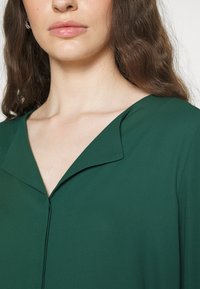 VILA VILUCY - Bluse - pineneedle