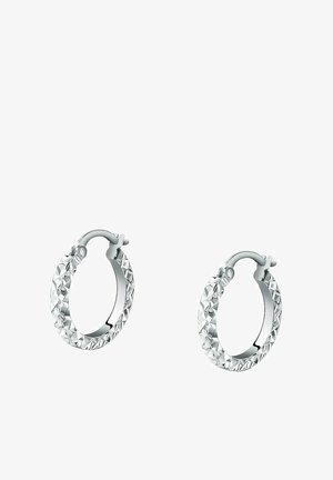 Sølv hoop øreringe med et tekstureret design, der har trekantede facetter, med en poleret finish og en sikker lukningsmekanisme.