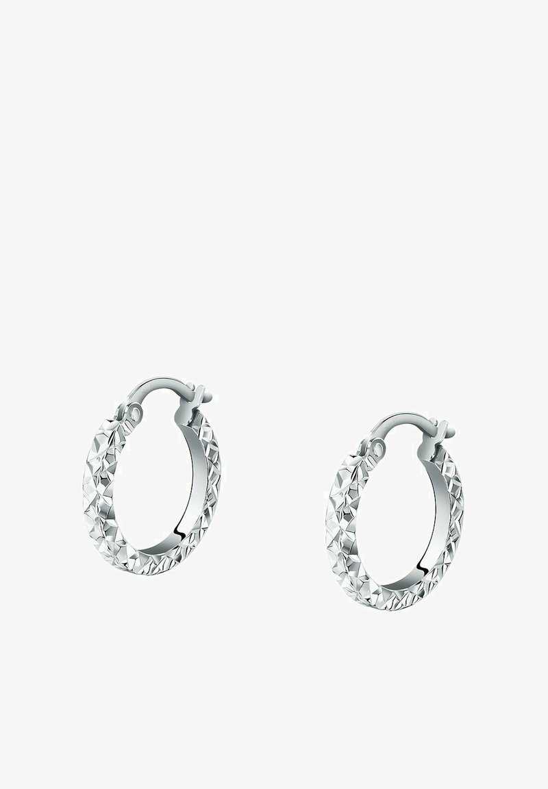 Sølv hoop øreringe med et tekstureret design, der har trekantede facetter, med en poleret finish og en sikker lukningsmekanisme.