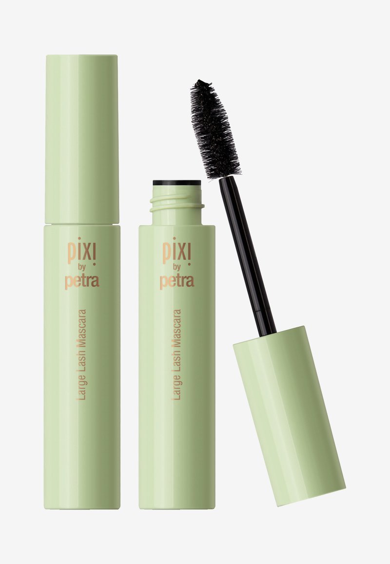 Jasnozielona rurka z tuszem do rzęs o smukłym designie, z czarną szczoteczką z włosia. Etykieta tekstowa zawiera napisy "pixi by petra" i "Large Lash Mascara."