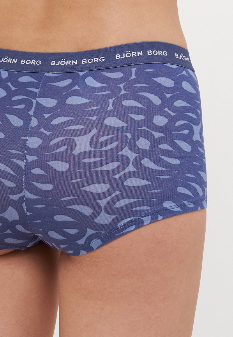 Marineblauwe boxershorts met een golvend lichtblauw patroon. Zachte stof met een brede band waarop het "BJÖRN BORG" logo in het wit staat.