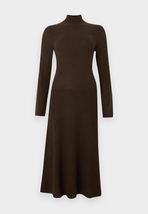 Vestuário de malha canelada castanha com gola alta, mangas longas, corpo ajustado e bainha rodada. Apresenta uma textura canelada horizontal subtil.