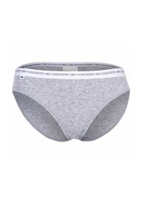 Szare bawełniane majtki z białym elastycznym pasem, na którym powtarza się logo "LACOSTE". Gładka tekstura i klasyczny design bielizny.