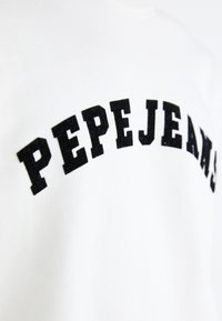 Witte sweatshirt met een vet, zwart, fuzzy-gestructureerd "PEPEJEANS" logo in een gebogen ontwerp aan de voorkant. Zachte stofsamenstelling.