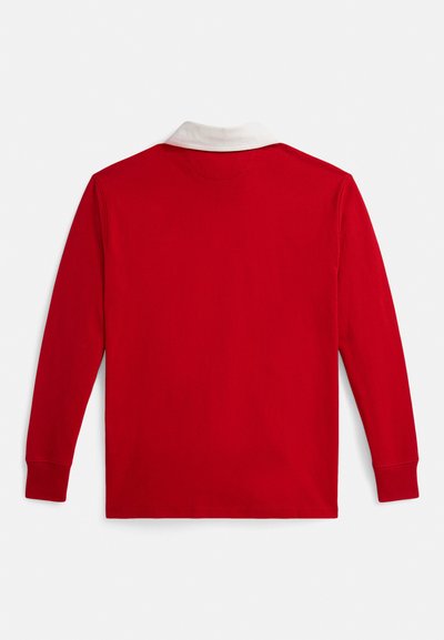 Červené rugby tričko s dlhými rukávmi a bielym golierom, zobrazené zozadu na jednoduchom bielom pozadí.