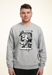 Šedá mikina vyrobená z bavlněné směsi s grafickým potiskem, která na přední straně obsahuje text a grafiku ve stylu graffiti v černobílé barvě.
