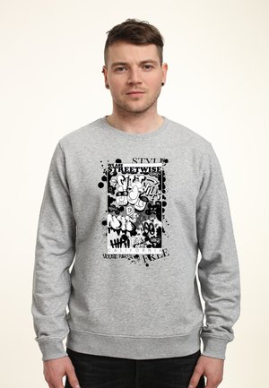Šedá mikina vyrobená z bavlněné směsi s grafickým potiskem, která na přední straně obsahuje text a grafiku ve stylu graffiti v černobílé barvě.