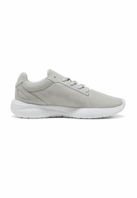 Zapatilla deportiva gris claro con parte superior de malla, puntera redondeada y suela blanca. Presenta un diseño minimalista con acentos sutiles y cierre con cordones.