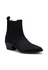 Botines negros con punta afilada, hechos de un material texturizado y peludo. Presentan paneles laterales elásticos y un tacón bajo apilado.