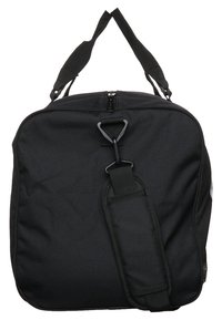 Bolsa de deporte de nylon negra con cierre de cremallera, dos asas de transporte y una correa para el hombro ajustable. Tiene una forma plana y rectangular.
