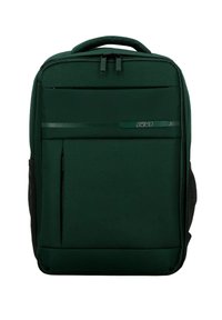 Groene stoffen rugzak met een rechthoekige vorm, twee ritsen aan de bovenkant, een voorkantvak en een logo met een metallic accent. Mesh zijvakken.