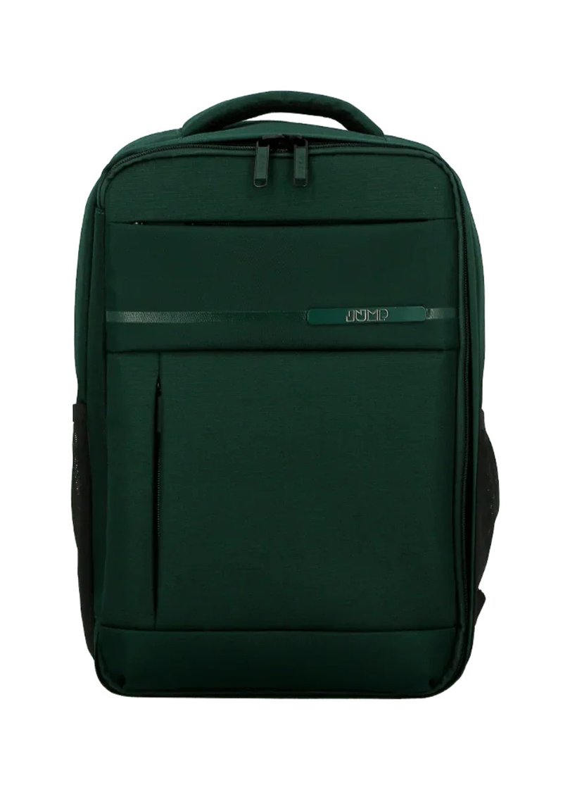 Groene stoffen rugzak met een rechthoekige vorm, twee ritsen aan de bovenkant, een voorkantvak en een logo met een metallic accent. Mesh zijvakken.