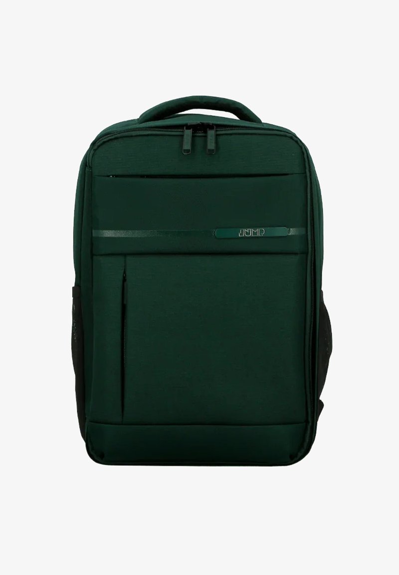 Groene stoffen rugzak met een rechthoekige vorm, twee ritsen aan de bovenkant, een voorkantvak en een logo met een metallic accent. Mesh zijvakken.