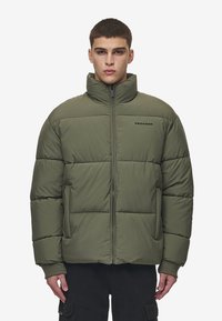 Jachetă puffer verde măsliniu cu guler înalt, fermoar frontal și design matlasat orizontal. Are manșete ribbate și un logo pe piept.