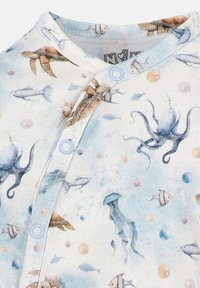 Børne romper med undervandstema tryk, herunder blæksprutter, vandmænd, søheste, skildpadder og små fisk på en lys baggrund.