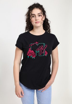 Zwarte katoenen t-shirt met een grafisch ontwerp met "I Want My MTV" in het roze, omringd door rode rozen en groene accenten. Korte mouwen.