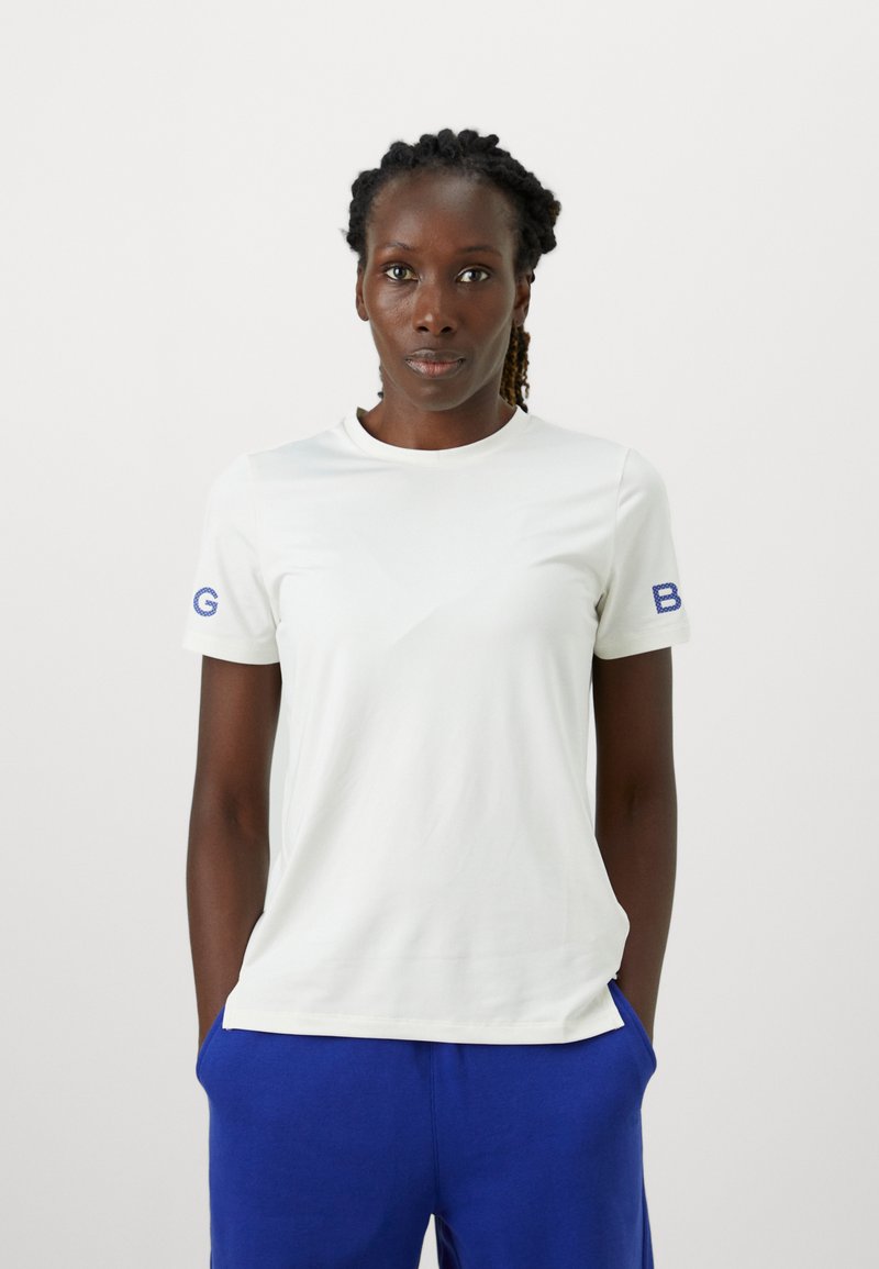 Valge lühikeste varrukatega T-särk ümmarguse kaelusega ja sinise logo detailiga vasakul varrukal. Sile tekstuur, mugav lõige.