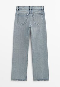 Jean denim bleu clair à jambes droites vu de dos, avec deux poches arrière et une ceinture standard.