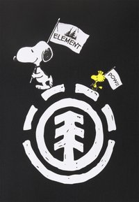 Czarna tkanina z białymi ilustracjami Snoopy'ego i Woodstocka trzymających flagi. Flaga Snoopy'ego ma napis "ELEMENT", flaga Woodstocka mówi "POW!!" obok logo.