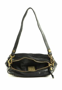Borsa a mano in pelle nera con finitura testurizzata, cerniera dorata e accessori in metallo. Presenta una tracolla singola e dettagli a borchie lungo la base.
