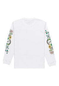 Langærmet hvid T-shirt med farverige blomster- og fantasifulde mønstre langs venstre ærme i grønne, gule og lilla nuancer.