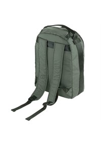 Mochila de nylon verde con correas de hombro acolchadas, asa superior y cinturones laterales ajustables, con una textura suave y un diseño minimalista.