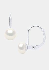 Parel oorbellen met een glanzende witte afwerking, bevestigd aan zilverkleurige metalen leverback haken, met gladde sferische parels.