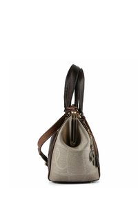 Braune Lederhandtasche mit dreieckiger Form, bestehend aus einem strukturierten cremefarbenen Körper, goldfarbenen Beschlägen und einem abnehmbaren Riemen.