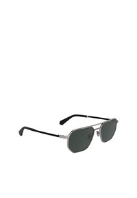 Ochelari de soare cu ramă metalică octagonală, de culoare argintie, lentile de culoare verde închis, vârfuri de temple din acetat negru și branding subtil pe lentilă.