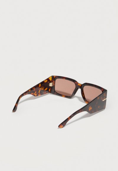 Ορθογώνια γυαλιά ηλίου σε σχέδιο χελώνας με παχιά σκελετό και καφέ φακούς με απόχρωση, εμφανιζόμενα από πλάγια οπίσθια όψη.