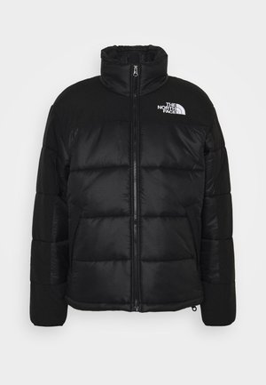 Chaqueta de plumas negra que cuenta con un cuello alto, cierre de cremallera completo, diseño acolchado y el logo de la marca en la parte superior izquierda.