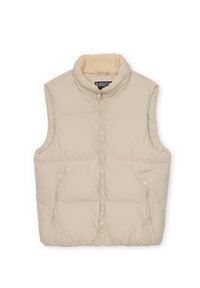 Chaleco aislante beige con cuello alto, cremallera frontal y dos bolsillos laterales con cremallera. Exterior liso con cuello forrado de forro polar suave.