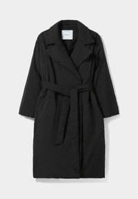 Svart vadderad jacka med bred krage, bälte i midjan och trekvartsärmar. Slät textur, minimalistisk design utan synliga mönster.