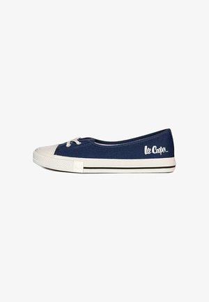 Granatowe tenisówki typu slip-on z płótna z białym gumowym noskiem i podeszwą, białymi sznurowadłami oraz logo „Lee Cooper” na pięcie.
