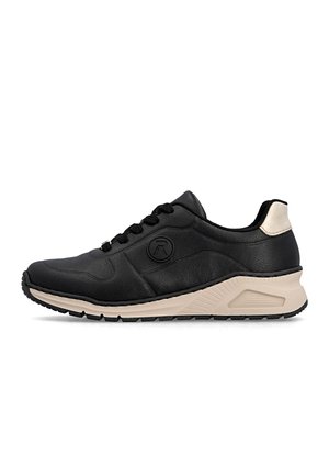 Baskets basses noires avec semelle et détail talon beige, dessus texturé et logo rond sur le côté sur fond blanc.