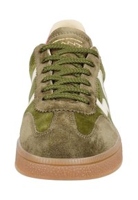 Sneaker verde in suede con accenti bianchi, punta rotonda, lace-up davanti e suola in gomma con un motivo testurizzato.