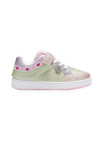 Sneakers brillanti con una combinazione di colori verde e rosa, dotati di una fascia in velcro, motivi a cuore e un ciondolo decorativo a forma di cuore.